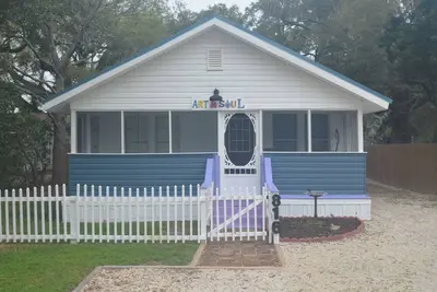 Image de Cottage Bojo entièrement rénové dans le village, à quelques minutes de la plage!