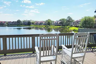 Maison de ville à deux étages sur la plage, vue sur le lac, accès facile à la plage, piscine, parking couvert
