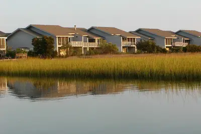 Maison de ville de l'unité d'extrémité, améliorations, façade de Tidal Creek, accès facile à la plage, 2 piscines