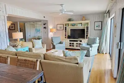 Condo de fin surplombe 1 des 2 piscines, promenade facile à la plage, communauté fermée