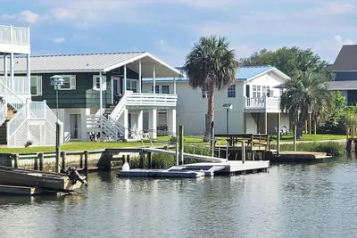 Tidal Canal Front Beach House, véranda avec moustiquaire, 2 téléviseurs, accès facile à la plage