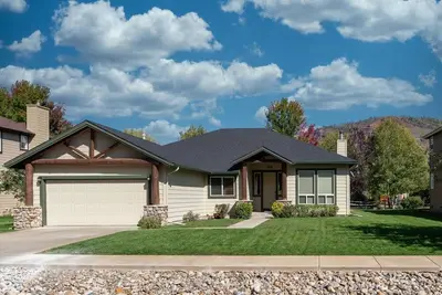 Image de 4 chambres, 2 salles de bains avec salle de jeux!