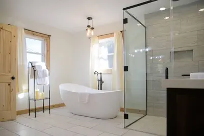 Image de 4 min 2 Casino, Romantic Getaway, Soaking Tub, 2 King Beds, Near Polar Express
