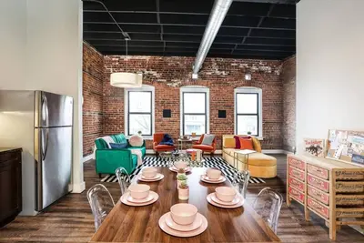Image de Superbes minutes de loft vintage énormes du centre-ville!