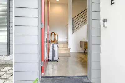 Image de Capitol Hill Townhouse close to bars, restaurants