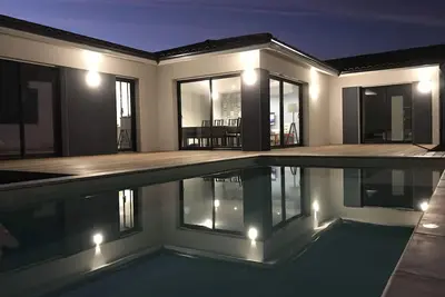 Image de Villa confortable avec piscine, proche de toutes commodités.
