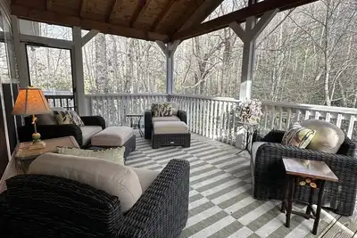 Image de Marchez jusqu'à la ville de cette lumière et lumineux, 3 Br / 2. 5 cabines de bain dans les bois.