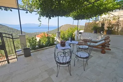 Image de Maison En Pierre Avec Jardin Bio, Vue Sur La Mer