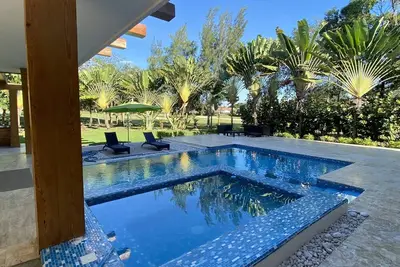Image de Superbe villa moderne, vue spectaculaire sur le golf, très spacieuse.