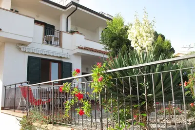 Image de Casa Margherita 2 - maison jumelée avec jardin privé et vue sur la mer
