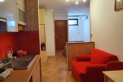 Image de Charmant petit appartement dans une villa entourée de verdure d'un grand jardin.