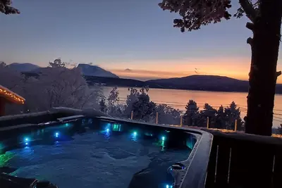 Image de Belle et confortable cabine avec sauna et la vue magnifique dans l'idyllique Malangen