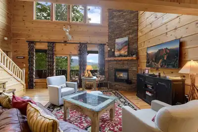 Image de 4br / 3. Maison en bois rond 5ba avec bain à remous, table de billard, foyer et vue sur la montagne