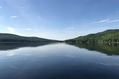 Image de Détendez-vous en famille dans ce chalet historique au bord du lac avec hangar à bateaux et quai