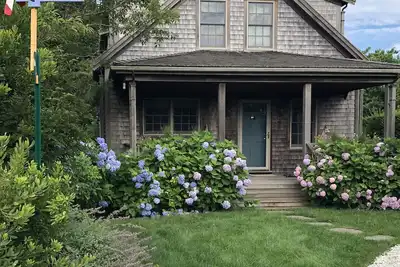 Image de Marchez jusqu'à la ville dans cette maison climatisée de 4 chambres et 4 salles de bains mise à jour Nantucket