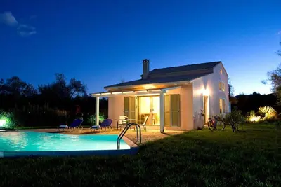 Image de Villa Fotini, villa de luxe, avec piscine privée, à 0, 5 km de la plage et à 0, 5 km de la ville