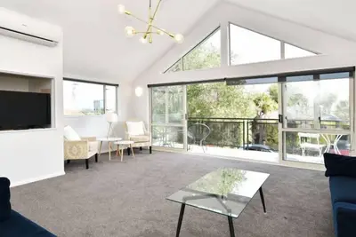 Image de Brook Haven - Sleek Modern Home in Graceful Gardens with Flowing Creek