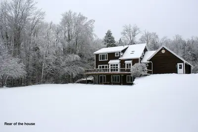 Image de Luxueuse maison-10 acres avec bain à remous extérieur, à quelques minutes de Bromley, parfait pour les familles