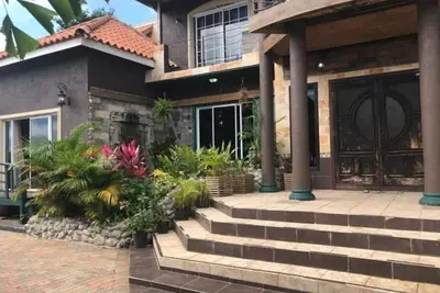 Image de Incroyable maison de famille dans la banlieue de Kingston