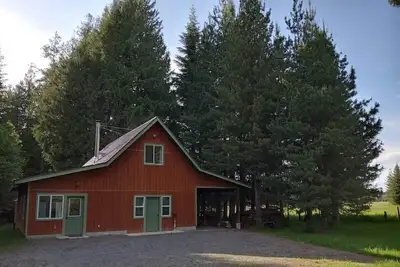 Image de Little house in the woods, close to the lake, town and mountain.
