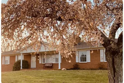 Image de Cozy Country Ranch à 3, 2 km de la I-77, près de VATech, Ski Resort, Br Parkway! !