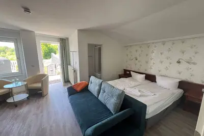 1) Chambre double avec terrasse et vue mer vers le port - vue ferry