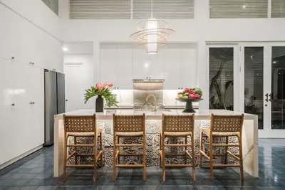 Image de Tout Neuf! Luxe 5 chambres, climatisation partout, personnel complet et service 5 étoiles