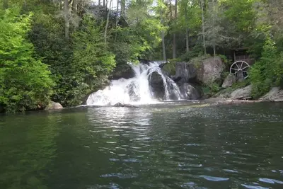Image de Waterfall Cove sur le lac Glenville, Lakefront Home, 5br, 3Ba, 10 couchages +