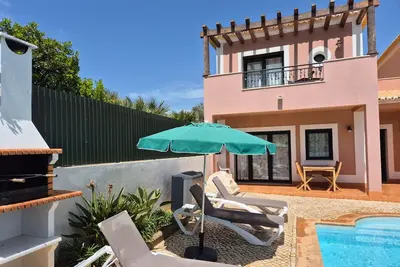 Image de Burgau. . Maison de ville en bout de rangée, climatisation complète, piscine privée, à pied de la plage.