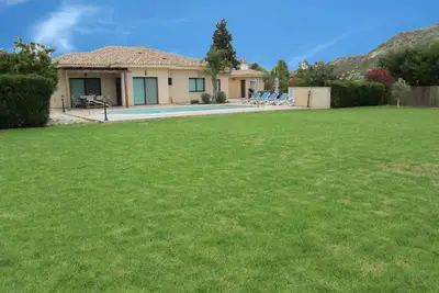 Image de Villa privée, une villa de 3 chambres avec grande piscine privée et jardin paysager