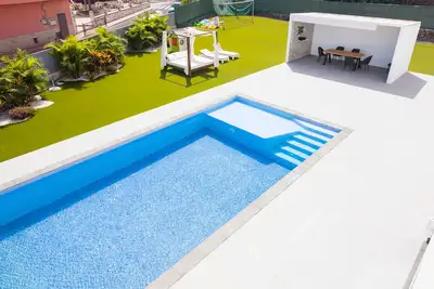 Image de Villa indépendante avec une grande piscine chauffée!