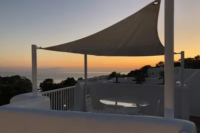 Image de Atico face à la mer disposant d'une piscine privée et de 3 piscines commun