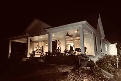 Downtown Van Buren House- University on one side- Square on the other- sleeps 8