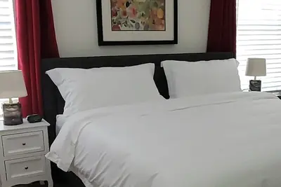 Image de Parfait pour les grandes familles et les groupes - 4 chambres meublées dans toute la maison