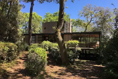 Image de Maison \"green house \" contemporaine dans la foret