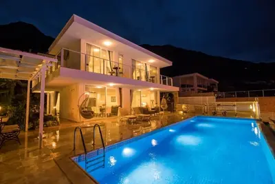 Spacieuse villa moderne de 4 chambres, plus une piscine privée avec option de chauffage