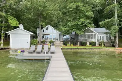 Image de Il n'y a pas de meilleur endroit où séjourner que Honey'S Hive sur Beautiful Lake Martin