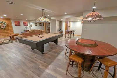 Image de Multi-niveaux, 5 chambres, 4 bains, A / C, bar, table de billard