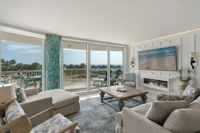 Image de Front du golfe, entrée d'ascenseur privé dans le condo, marche vers le porche arrière