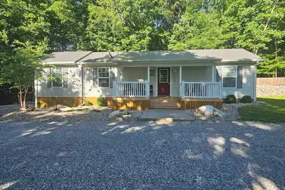 Image de Lake House avec vue sur l'eau assis sur 3 1/2 acres