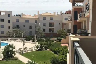 Image de Appartement de luxe avec vue sur la piscine et balcon