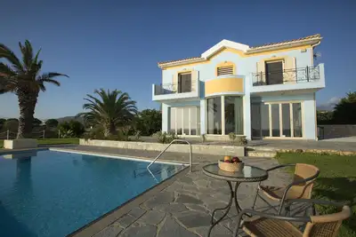 Image de Villa privée, piscine à débordement, cuisine entièrement équipée, Internet sans fil