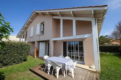 Image de Agréable appartement dans une maison de vacances avec piscine, Wifi, Tv, terrasse et animaux admis