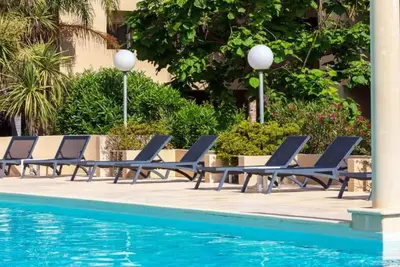 Bel appartement avec internet, piscine, climatisation, Tv, balcon, animaux admis et parking