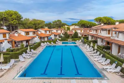 Image de Joli appartement pour 5 personnes avec Wifi, climatisation, piscine, Tv et terrasse