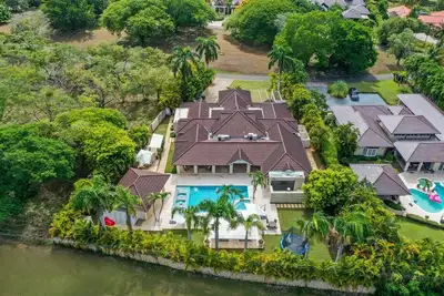 Image de Luxury Private Villa, beach at walking distance. Cook/maid & butler