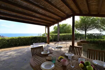 Agréable appartement dans une maison de vacances avec Wifi, Tv, terrasse, animaux admis, parking