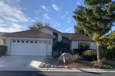 Image de Short Walk to Activity Center and pool with beautiful yard - pet friendly! !