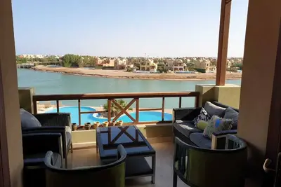 Image de Appartement avec une vue imprenable sur la piscine