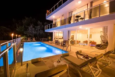 Image de Villa de luxe de 5 chambres. Piscine privée et terrasse meublée sur le toit